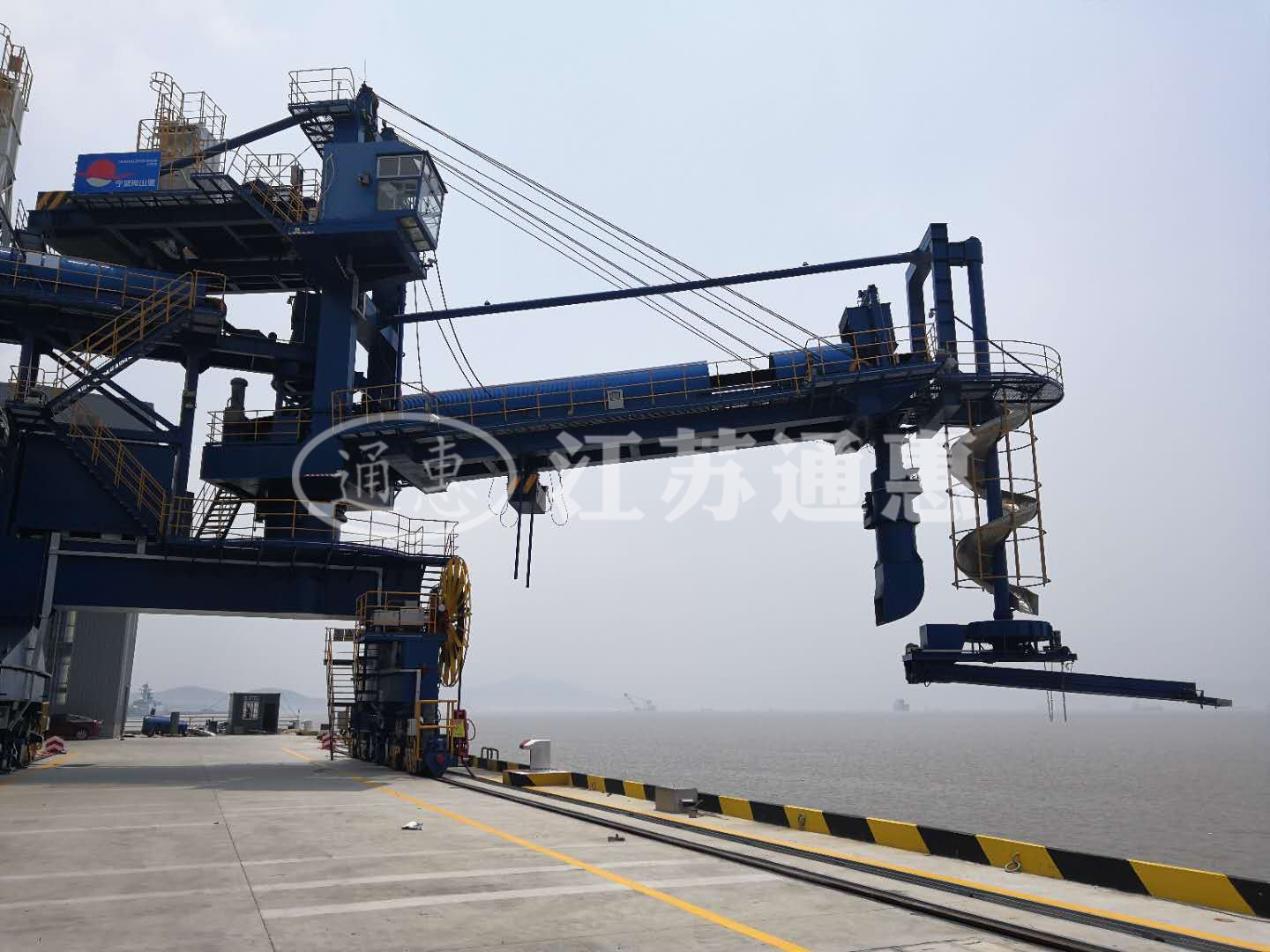 Mobile bag and bulk material two in one ship loader
