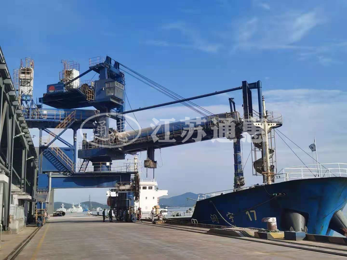Mobile bag and bulk material two in one ship loader